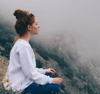 žena sedí v pokoji pri meditácii
