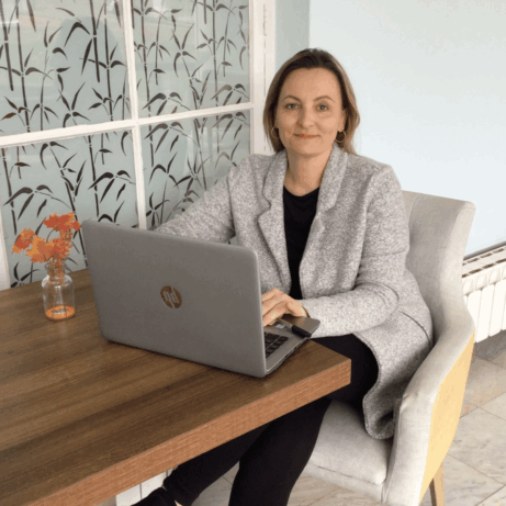 Miriam Hubačová pri pc